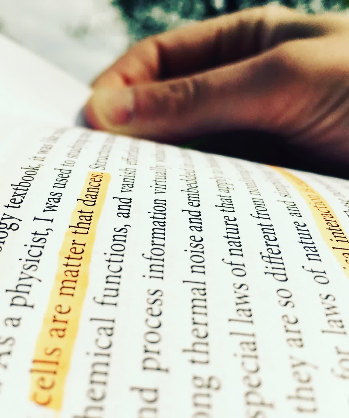 En bok med texten 'Cells are like matter that dances' understruken.